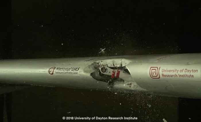 colisión de un drone con el ala de un avión