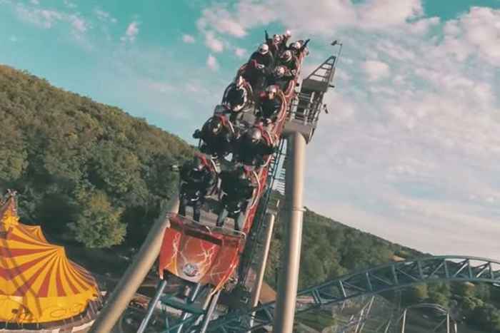 drone filma una montaña rusa