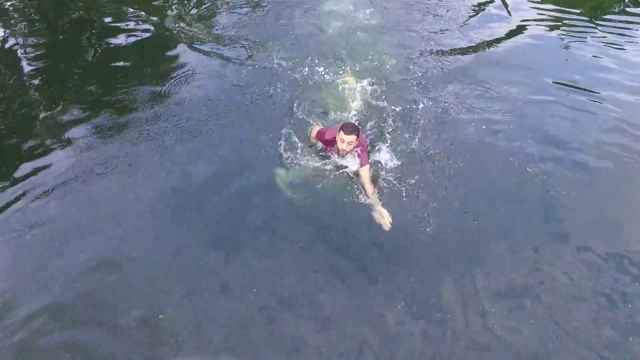 salva su drone nadando