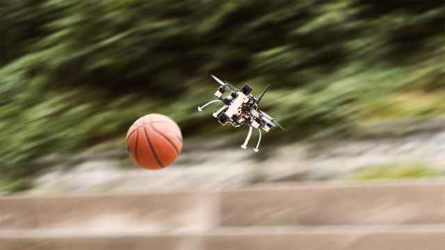 drone esquiva un balón