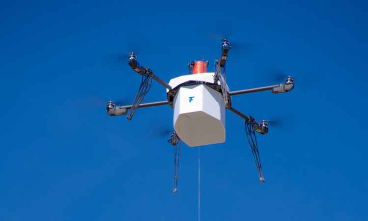Flirtey entrega paquete en un área residencial