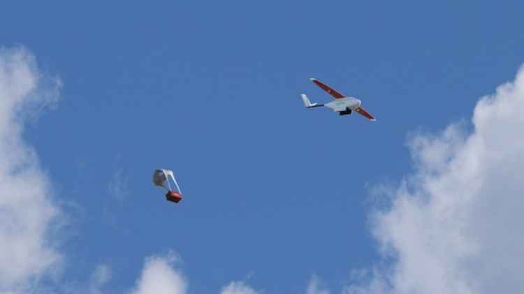 drone de Zipline entregando un paquete