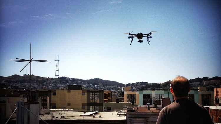 drone volando sobre una ciudad