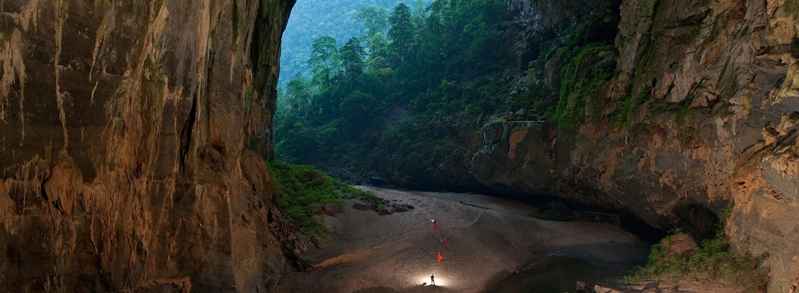 Drone vuela dentro de la cueva más grande del mundo