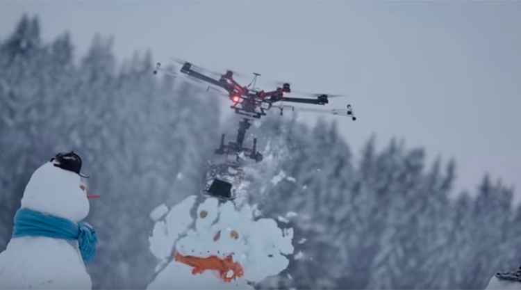 drone equipado con una motosierra