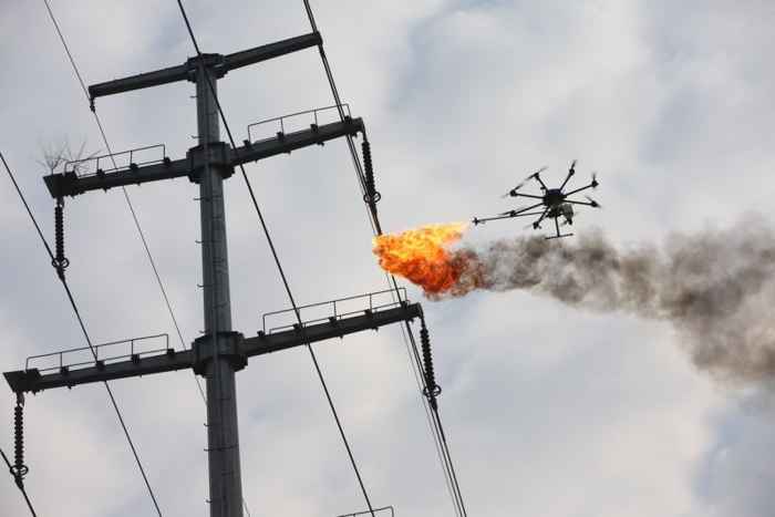 drone quema basura de un cable eléctrico