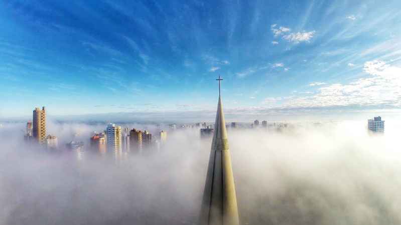 niebla en Maringa, Brasil