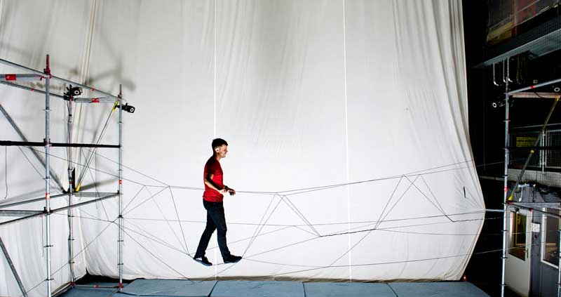 puente de cuerdas hecho con quadrocopters